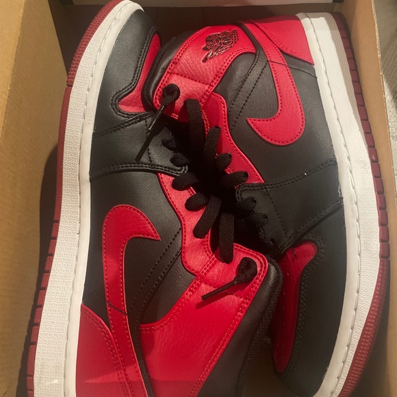 Air Jordon 1 mid